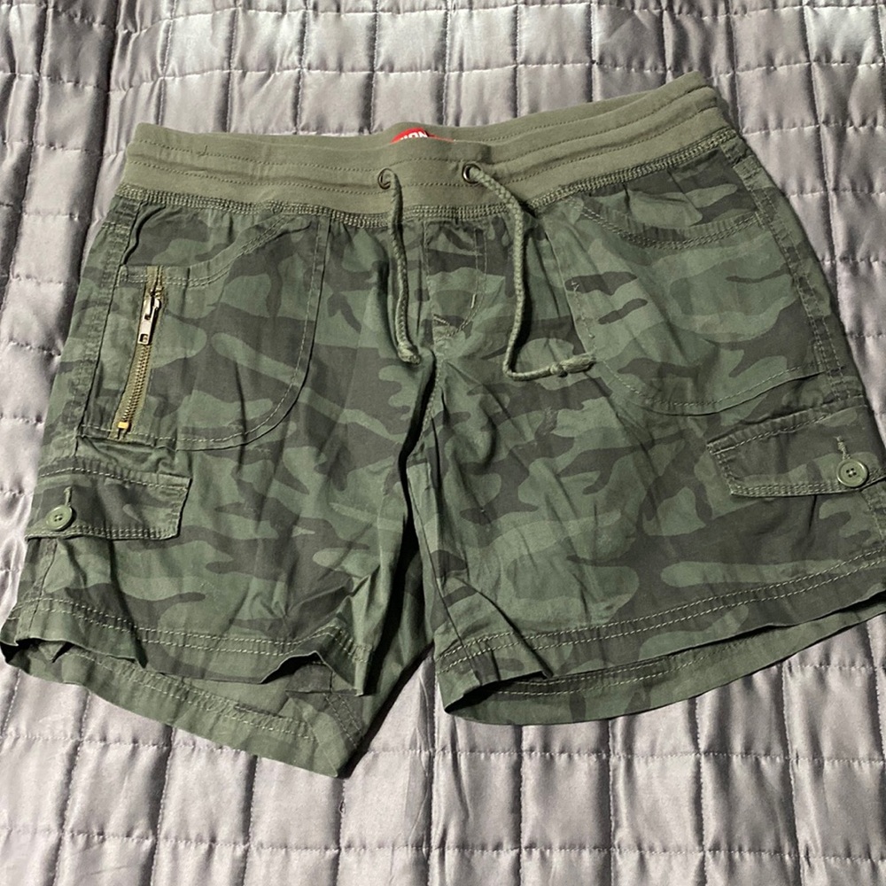 Never worn. UNIONBAY shorts. Color camo. Size L. Perfect condition.